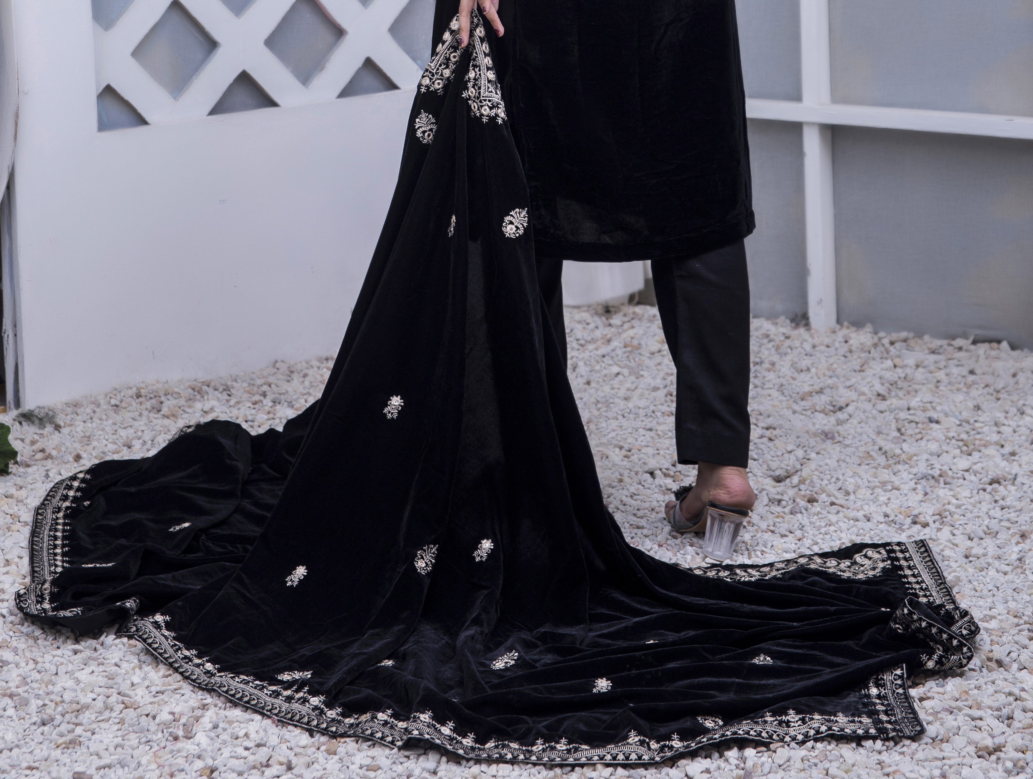 Zeenat – velvet shawl