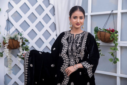 Zeenat – velvet shawl detail